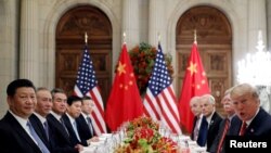 Le président américain Donald Trump et le président chinois Xi Jinping lors d’un dîner de travail après le sommet des dirigeants du G20 à Buenos Aires, en Argentine, le 1er décembre 2018. REUTERS / Kevin Lamarque 