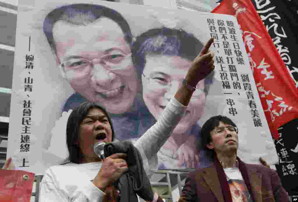لیو شیائوبو نویسنده، فعال حقوق بشر و زندانی سیاسی چینی و برنده نوبل صلح ۲۰۱۰&nbsp; &quot;به خاطر تلاش بی&zwnj;خشونت و طولانی برای حقوق بنیادین بشر در چین&quot; (تصویر او در پس زمینه دیده می شود) &nbsp;