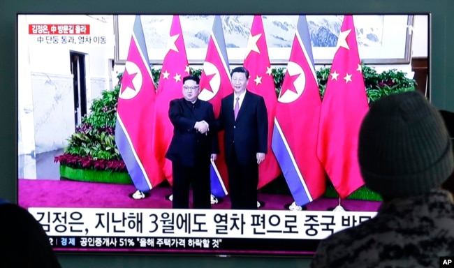 Según la Agencia Central de Noticias norcoreana, Kim partió el lunes por la tarde del país con su esposa, Ri Sol Ju, y otros altos cargos, hacia China tras la invitación del presidente Xi Jinping.