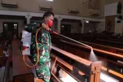 Seorang personel TNI menyemprot disinfektan di ruangan salah satu gereja di Solo, Kamis, 19 Maret 2020. (Foto: Humas Pemkot Surakarta)