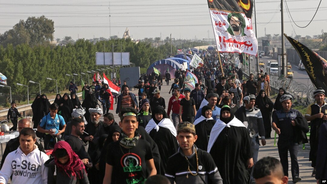 Shi'ite pilgrims march to Karbala for the Arbaeen ritual in Baghdad, Iraq, Nov. 28, 2015. At least five people died in a suicide car bomb attack in northern Iraqi where recent deadly clashes have taken place between Kurdish and Shi'ite paramilitary forces