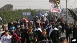 Shi'ite pilgrims march to Karbala for the Arbaeen ritual in Baghdad, Iraq, Nov. 28, 2015. At least five people died in a suicide car bomb attack in northern Iraqi where recent deadly clashes have taken place between Kurdish and Shi'ite paramilitary forces