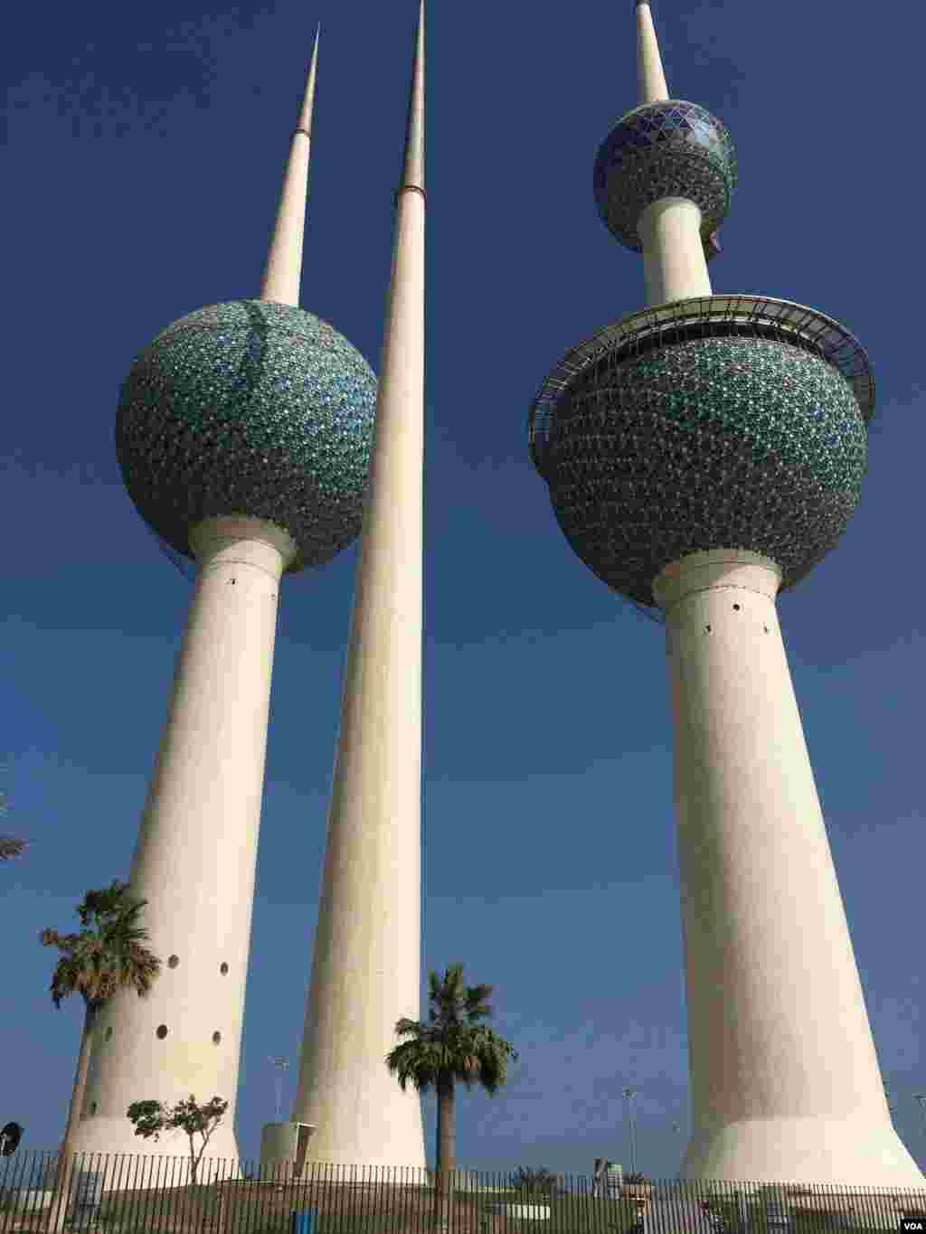 نمایی از برجهای شهر کویت. این سه برج بلند و باریک در سال ۱۹۷۷ ساخته شدند و در بالای دو برج آن رستوران و سالن پذیرایی قرار دارد.