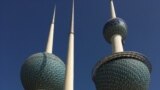 نمایی از برجهای شهر کویت. این سه برج بلند و باریک در سال ۱۹۷۷ ساخته شدند و در بالای دو برج آن رستوران و سالن پذیرایی قرار دارد.