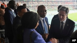 美国国务卿布林肯在阿比让观看非洲国家杯的足球比赛。（2024年1月22日）
