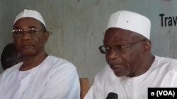 Les responsables du FONAC Front de l'Opposition Nouvelle pour l'Alternance et le changement Saleh Kebzabo, à droite, et Ahmat Mahamat Al-Habo, à gauche, animent une conférence de presse à N'Djamena, Tchad, 10 août 2016. VOA/André Kodmadjingar