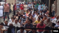 The mosque in Queens New York's Little Egypt neighborhood overflows for Friday prayers, Aug. 16, 2013. (Adam Phillips/VOA)