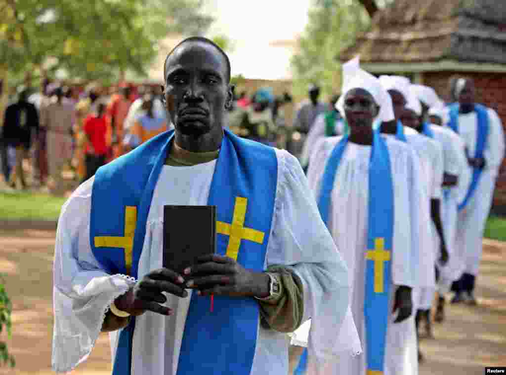 سوڈان کے صدر عمر حسن البشیر کا دعویٰ ہے کہ نیا آئین مذہبی آزادی کا ضامن ہو گا لیکن عیسائی برادری کو اس پر تشویش ہے