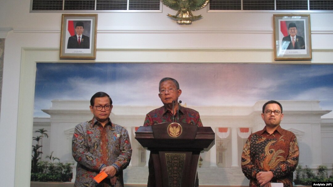 Menko Perekonomian Darmin Nasution di kantor Presiden Jakarta, Rabu 23 Desember 2015 menjelaskan kondisi ekonomi Indonesia 2015 dan prediksi 2016.(Foto: VOA/Andylala).
