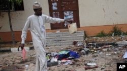 Un homme ramasse un objet appartenant à un étudiant après un attentat à la bombe à l’université de la cité de Zaria, Nigeria, le 7 juillet 2015.