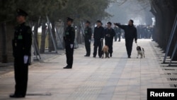 中國武警在北京街道站崗，攜帶警犬的保安人員在巡邏。 （資料照）