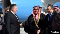 Menteri Luar Negeri AS Mike Pompeo disambut oleh Menteri Luar Negeri Bahrain Khalid bin Ahmed Al Khalifa setibanya di Bandara Internasional Manama di Manama, Bahrain, 11 Januari 2019.