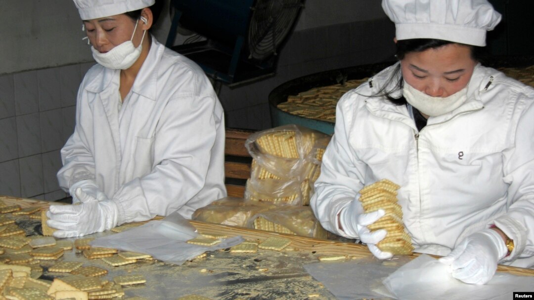 북한 신의주의 식품 공장에서 세계식량계획(WFP)의 지원으로 영양 비스킷을 생산하고 있다. (자료사진)