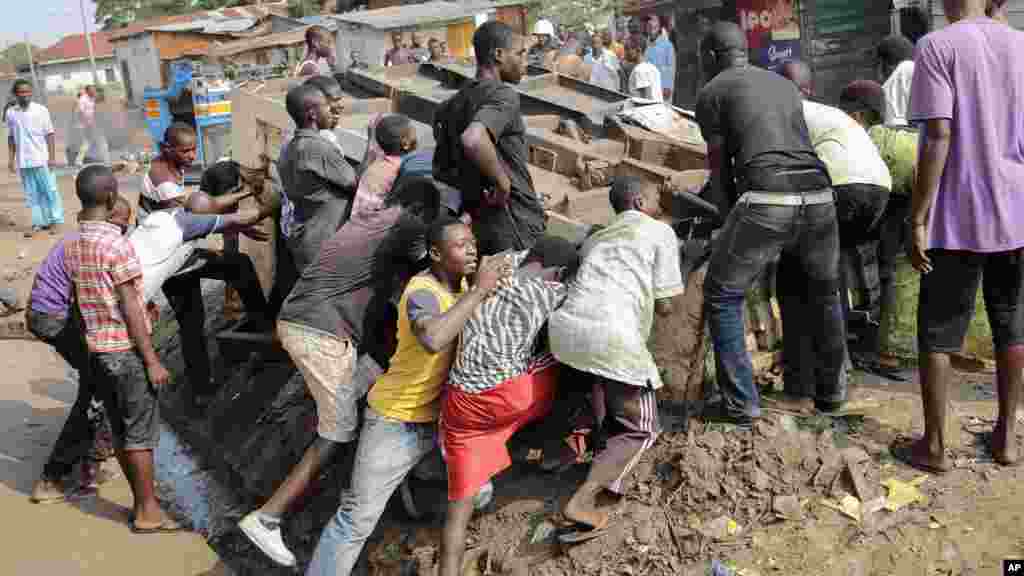 Abari mu myiyerekano bariko bazibira ibarabara muri Komine Buyenzi ku murwa mukuru w’Uburundi, Bujumbura, ku musi wa kabiri, italiki 26 z’ukwezi kwa gatanu, umwaka w’2015.