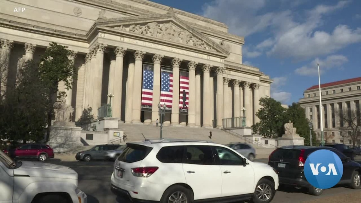 Federal Employees Return to Work as Border Wall Battle Persists