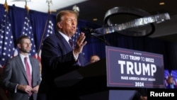 Bivši predsednik SAD Donald Tramp u sedištu svoje kampanje za primarne izbore u Nju Hempširu, 23. januar 2024. (Foto: Reuters/Mike Segar) 