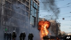 2021年2月10日希臘瓦典發生大學生與警察衝突，示威者向警察投擲汽油彈。(資料圖片：美聯社).