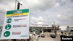 Imbauan Covid-19 Otoritas Bandara Federal Nigeria (FAAN) di bandara Internasional Nnamdi Azikiwe, Nigeria, menjelang dibukanya kembali penerbangan domestik di bandara tersebut, 8 Juli 2020.