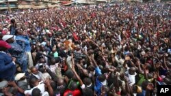 Le candidat de l'opposition Raila Odinga, à gauche, donne un discours à Nairobi, Kenya, le 13 août 2017. 