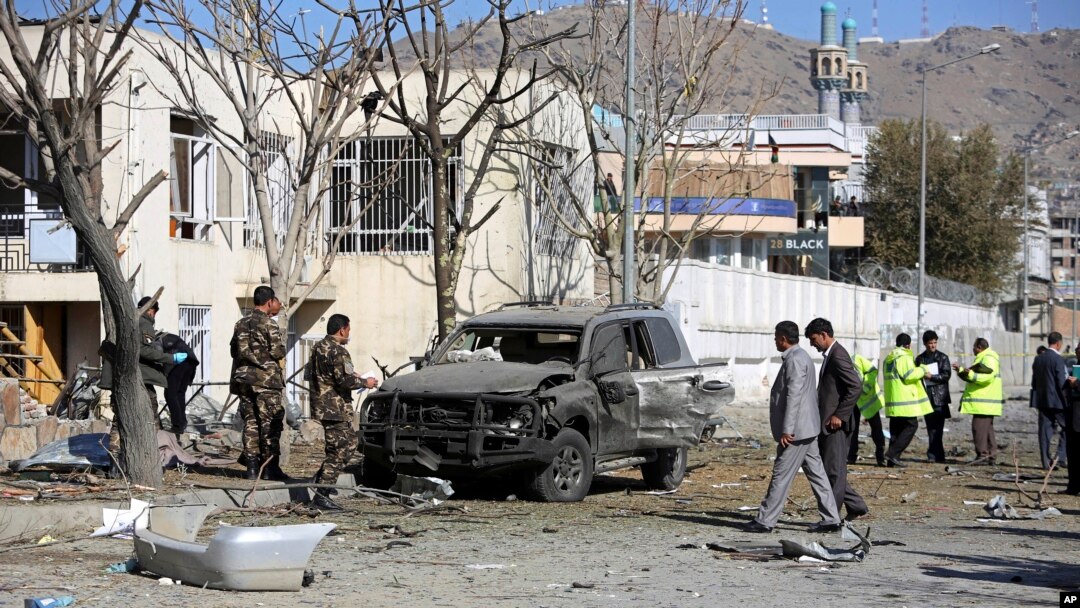 Pasukan keamanan Afghanistan memeriksa lokasi ledakan bom bunuh diri di Kabul, Afghanistan, 16 November 2014. 
