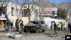 Pasukan keamanan Afghanistan memeriksa lokasi ledakan bom bunuh diri di Kabul, Afghanistan, 16 November 2014. 