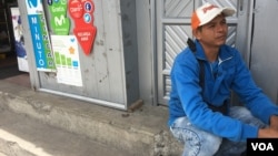 Marco Camacaro, 33, vende café en el puente internacional Rumichaca. Con el dinero que gana, él espera poder traer a su familia a Ipiales, Colombia, donde vive actualmente. [Foto: Alejandra Arredondo