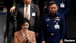 یینگلاک شیناوات، نخست وزیر تایلند (چپ)