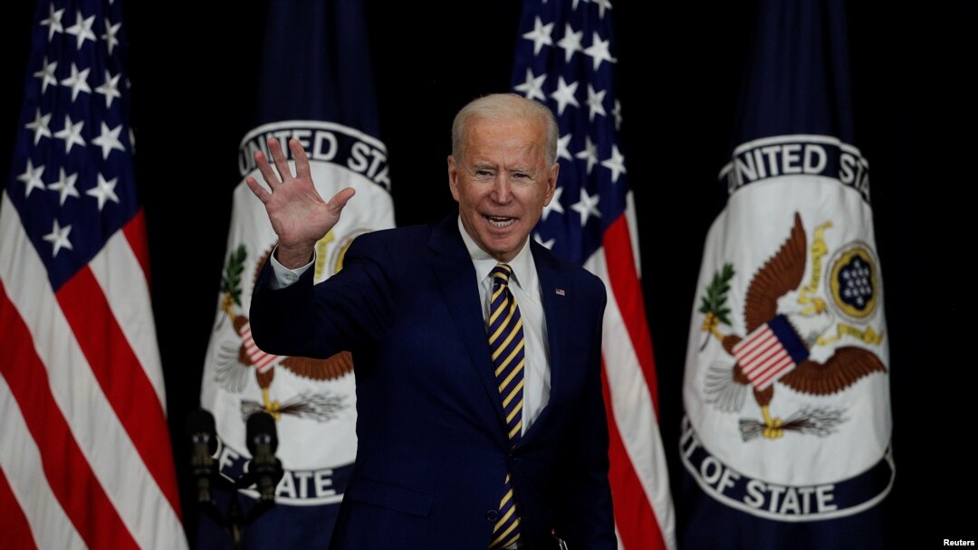 El presidente Joe Biden saluda durante su visita al Departamento de Estado de EE. UU., el 4 de febrero de 2021.