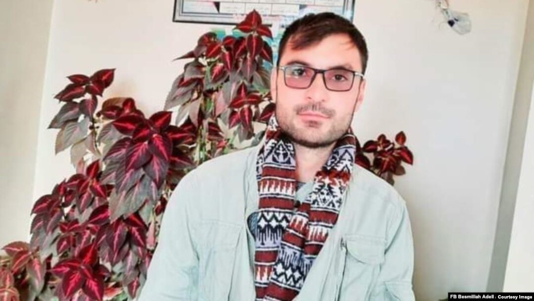 Bismillah Adil Aimaq, wartawan Afghanistan yang tewas dibunuh hari Jumat 1/1 (courtesy: Facebook melalui RFE/RL)