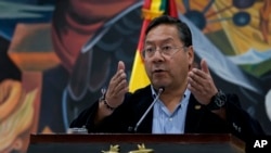 El presidente boliviano, Luis Arce, habla durante una conferencia de prensa el día después de que las tropas irrumpieran en el palacio presidencial en lo que llamó un intento de golpe, en La Paz, Bolivia, el 27 de junio de 2024.