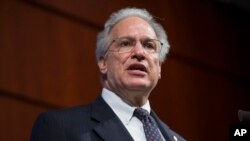 Mark Rosekind, director de la Junta Nacional de Seguridad para el Tráfico Vehicular, dice que la reparación de autos Honda afectados por el peligroso inflador de bolsas de aire Takata, "no está sucediendo suficientemente rápido para nadie".