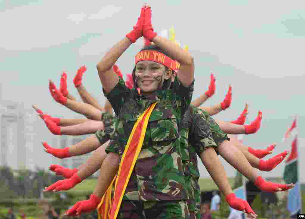 Para perempuan anggota TNI melakukan atraksi menandai Hari Kartini di Jakarta, 21 April 2013.