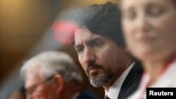 Justin Trudeau lors d'une conférence de presse avec des ministres à la Colline du Parlement à Ottawa, Ontario, Canada, 1er mai 2020. (Reuters)