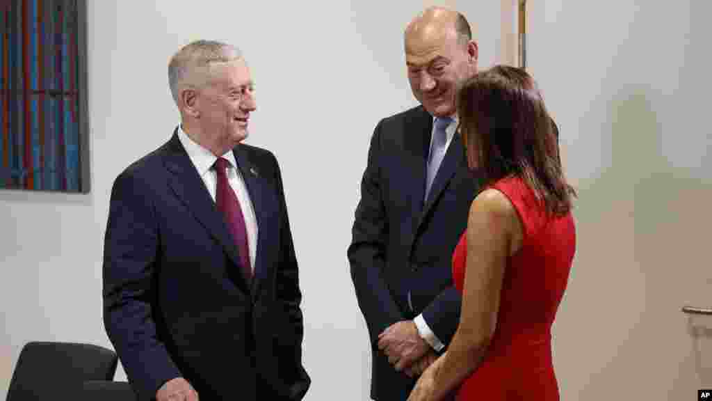 Le secrétaire à la Défense des États-Unis James Mattis,&nbsp;Gary Cohn Conseiller économique de la Maison Blanche, et&nbsp;Dina Powell, adjointe du Conseiller à la sécurité nationale au siège de l'Union européenne, le 25 mai 2017.