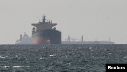 资料照片：一艘货船经过霍尔木兹海峡附近。(2026年3月11日)