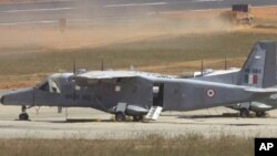 Diyaarad nuuca Dornier 228 oo dhulka fadhida