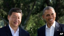 Barack Obama (à dr.) et son homologue chinois, Xi Jinping, au sommet sino-américain de Californie