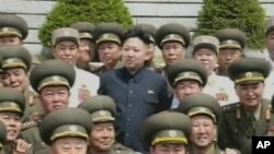 인민군 제655연합부대의 종합전술연습을 시찰한 후 연합부대 지휘관, 군 고위간부들과 기념촬영을 하는 김정은(사진중앙) 국방위원회 제1위원장(자료사진)