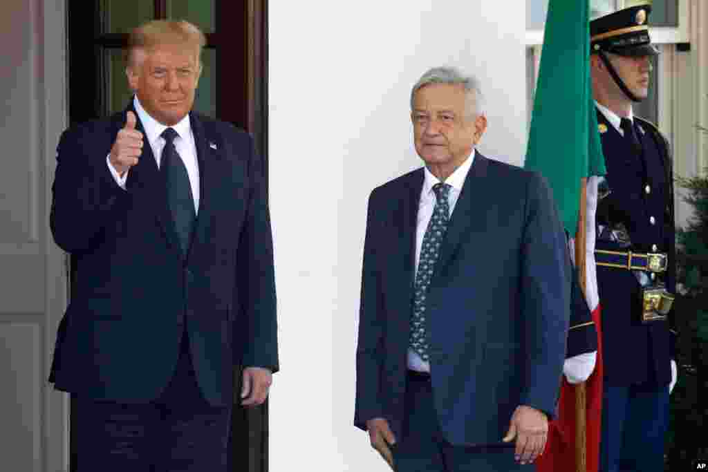 도널드 트럼프 미국 대통령이 백악관에서 안드레스 마누엘 로페스 오브라도르 멕시코 대통령을 맞이하고 있다. 