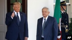 도널드 트럼프 미국 대통령이 8일 백악관에서 안드레스 마누엘 로페스 오브라도르 멕시코 대통령을 맞이하고 있다.