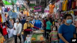 Suasana di pasar pakaian di Bangkok, Thailand, 6 Agustus 2020. (Foto: dok). (Foto AP / Gemunu Amarasinghe, File)