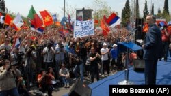 Miodrag Lekić za govornicom tokom današnjeg obraćanja učesnicima protesta u Podgorici