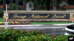 ARCHIVO - Una captura de video muestra la entrada del Trump National Doral in Doral, Florida, el 2 de junio de, 2017. 