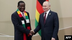 Umkhokheli wakwele Russia, uMnu. Vladmir Putin, loMongameli Emmerson Mnangagwa emhlanganweni weRussia-Africa Summit eSaint Petersburg kwele Russia. (Photo by Vyacheslav PROKOFYEV / TASS Host Photo Agency / AFP) / RESTRICTED TO EDITORIAL U