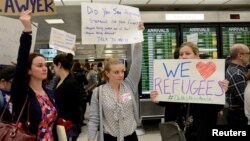 Manifestación en contra de los decretos antirefugiados promovidos por Trump en el aeropuerto internacional de Dulles, en Virginia.