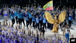 Indonesia Asian Games ဖွင့်ပွဲ အခမ်းအနားတွင် မြန်မာအားကစားအဖွဲ့ Gelora Bung Kamo အားကစားရုံအတွင်းသို့ ချီတက်လာစဉ်