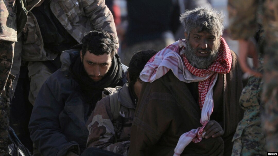 Para pria yang ditahan oleh Pasukan Demokratik Suriah setelah keluar dari kantong ISIS terakhir dekat Desa Baghouz, Provinsi Deir Al Zor, Suriah, 1 Maret 2019. (Foto: Reuters) 