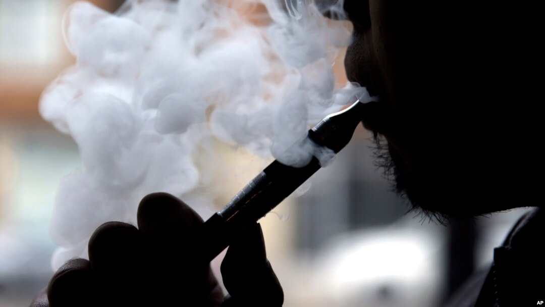 Seorang perokok menghisap rokok elektronik Vape di Chicago. (Foto: Dok)