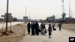 Di vê wêneya arşîvê de rûniştvanên Mûsilê bajarê xwe diterkînin