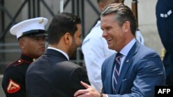 وزیر جنگ آمریکا در حال استقبال از علی زیدی نخست وزیر عراق - پنتاگون ۲۳ تیر ۱۴۰۵